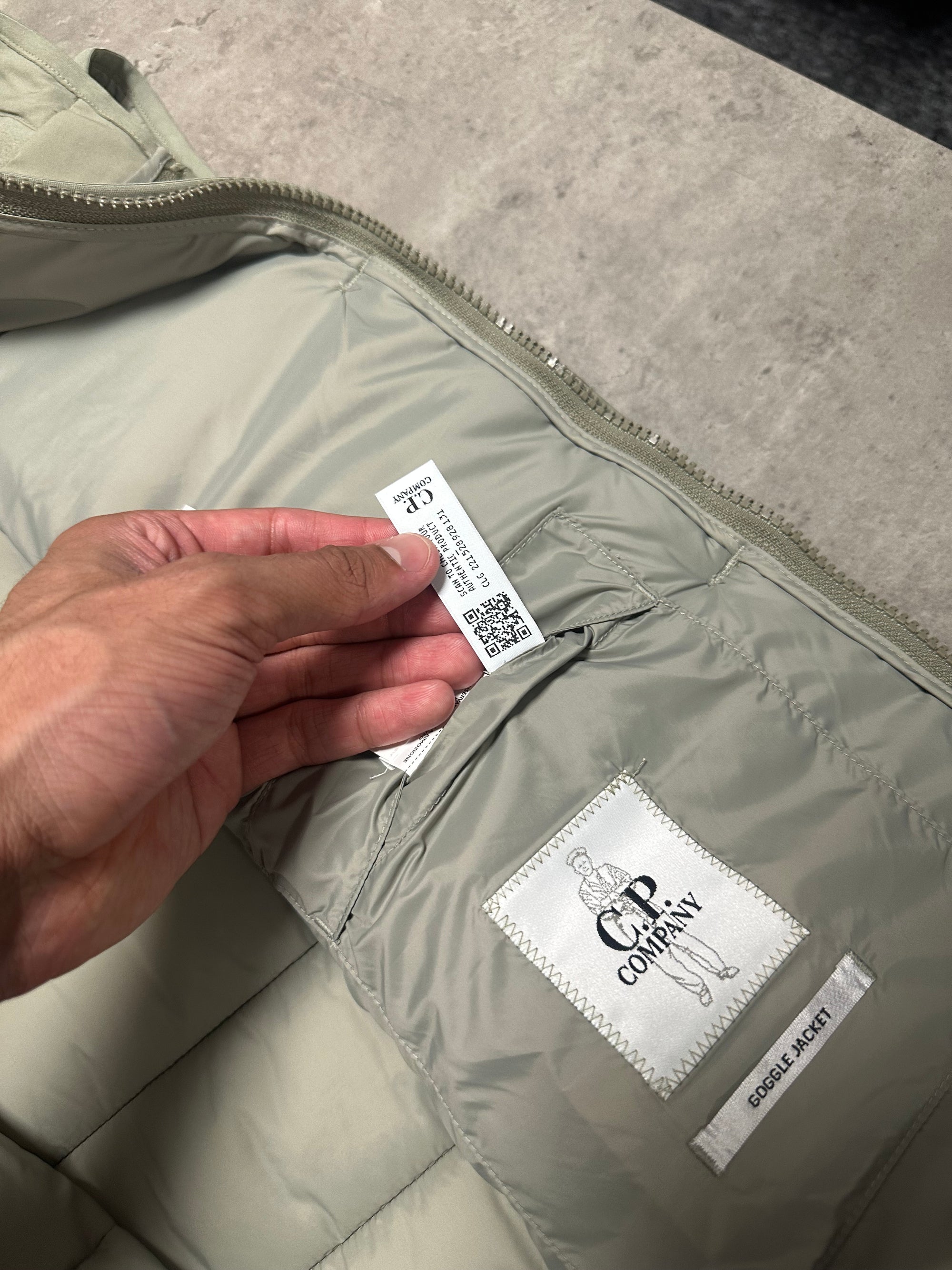 CP Company Biege Shell-R Google Hood Gilet RRP £430 Small