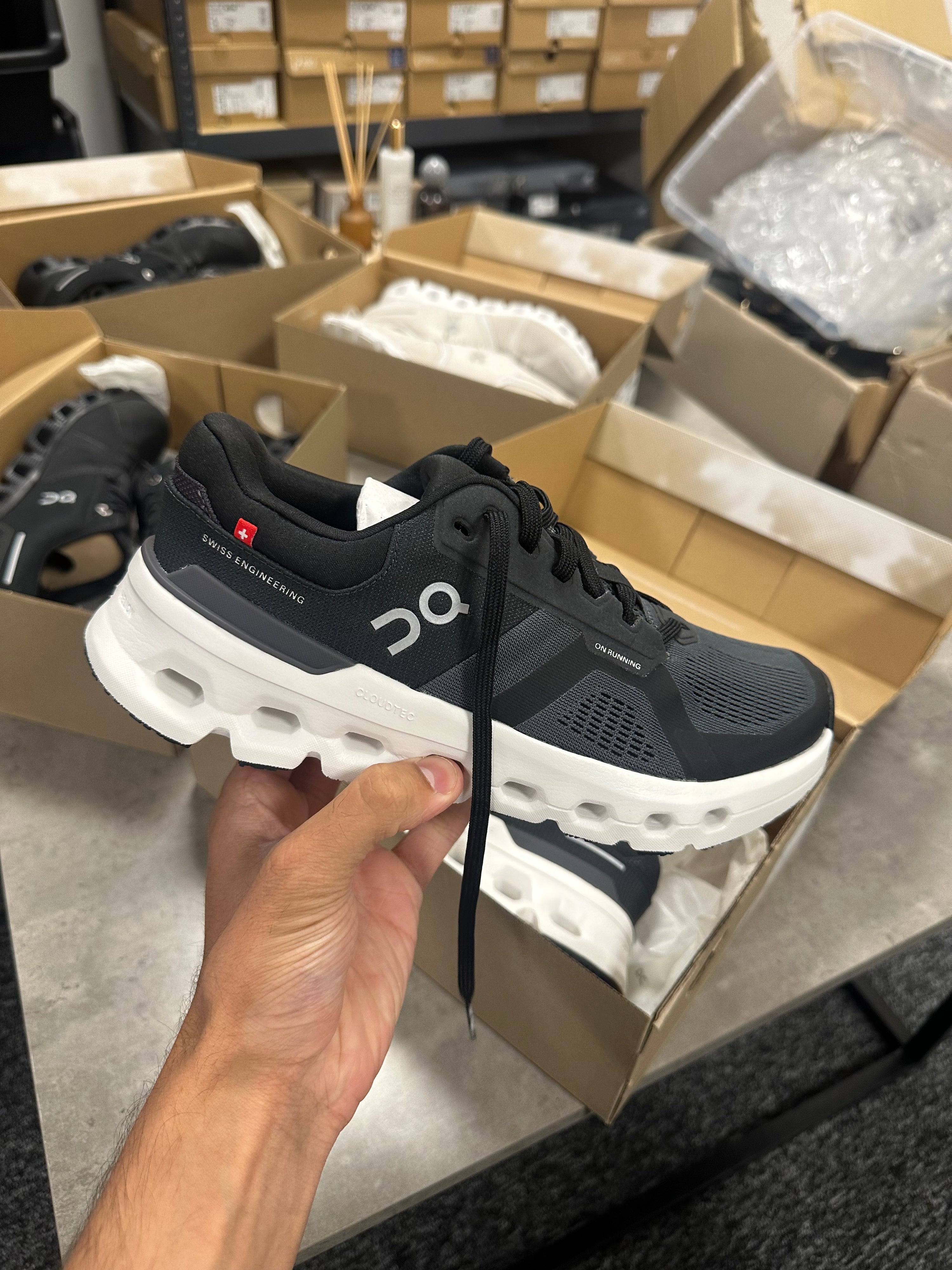 On Cloudrunner 2 Black/Eclipse