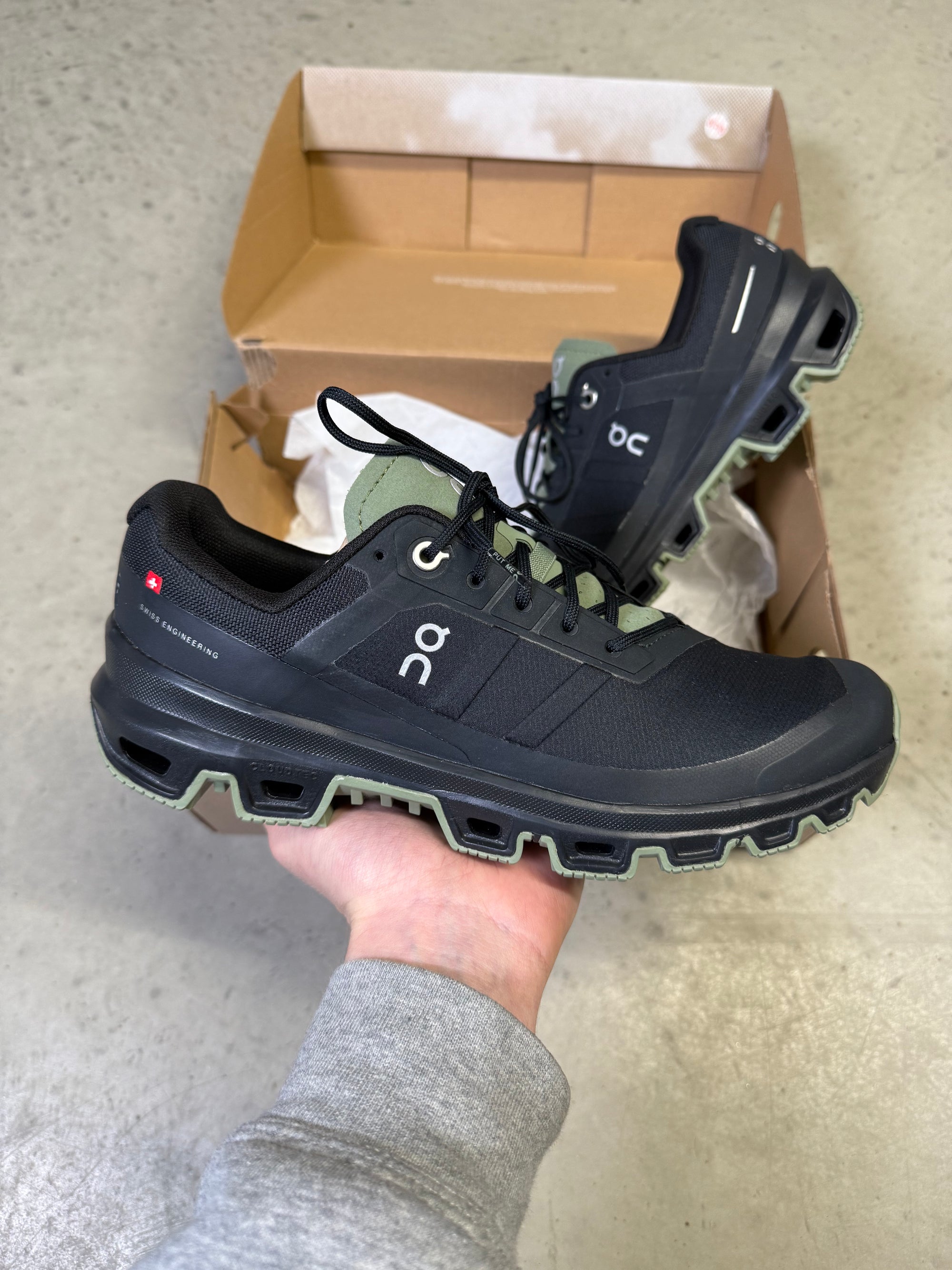 ON Cloudventure Black/Khaki