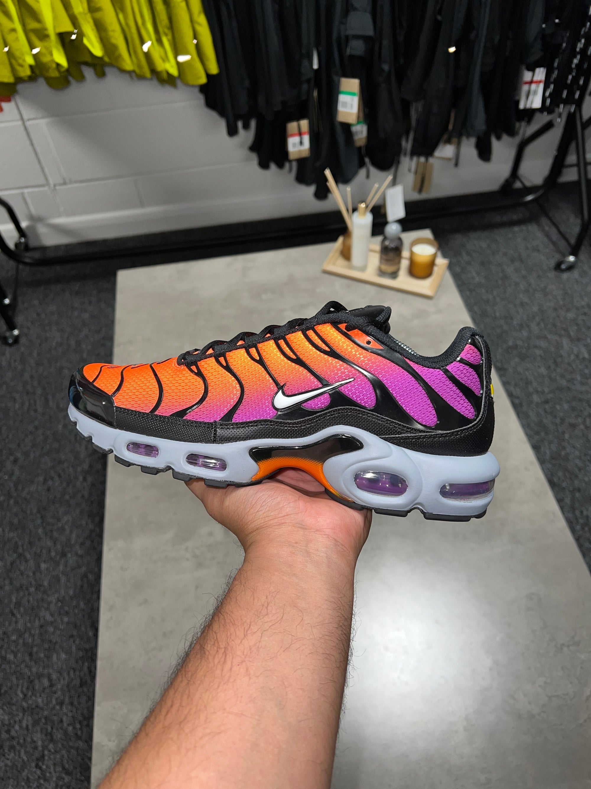 Nike Tns Black/Photon Dust Total Orange