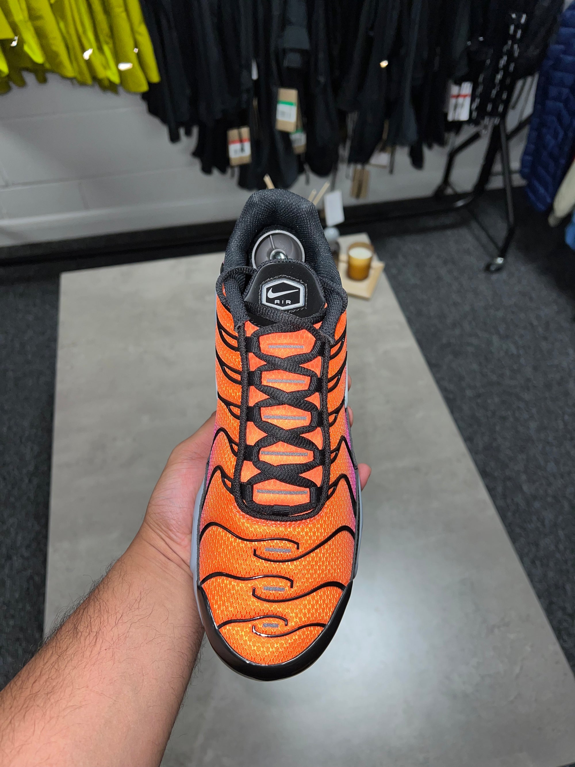 Nike Tns Black/Photon Dust Total Orange