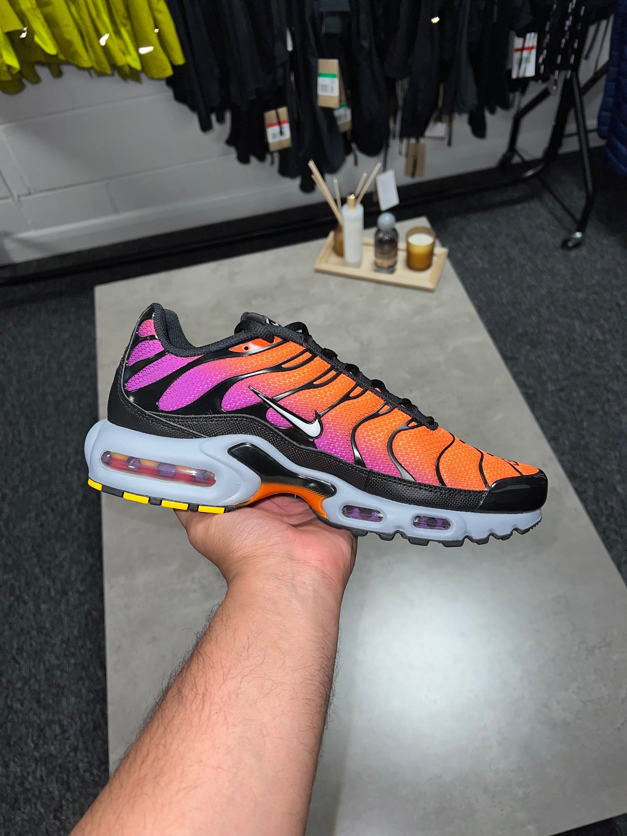 Nike Tns Black/Photon Dust Total Orange