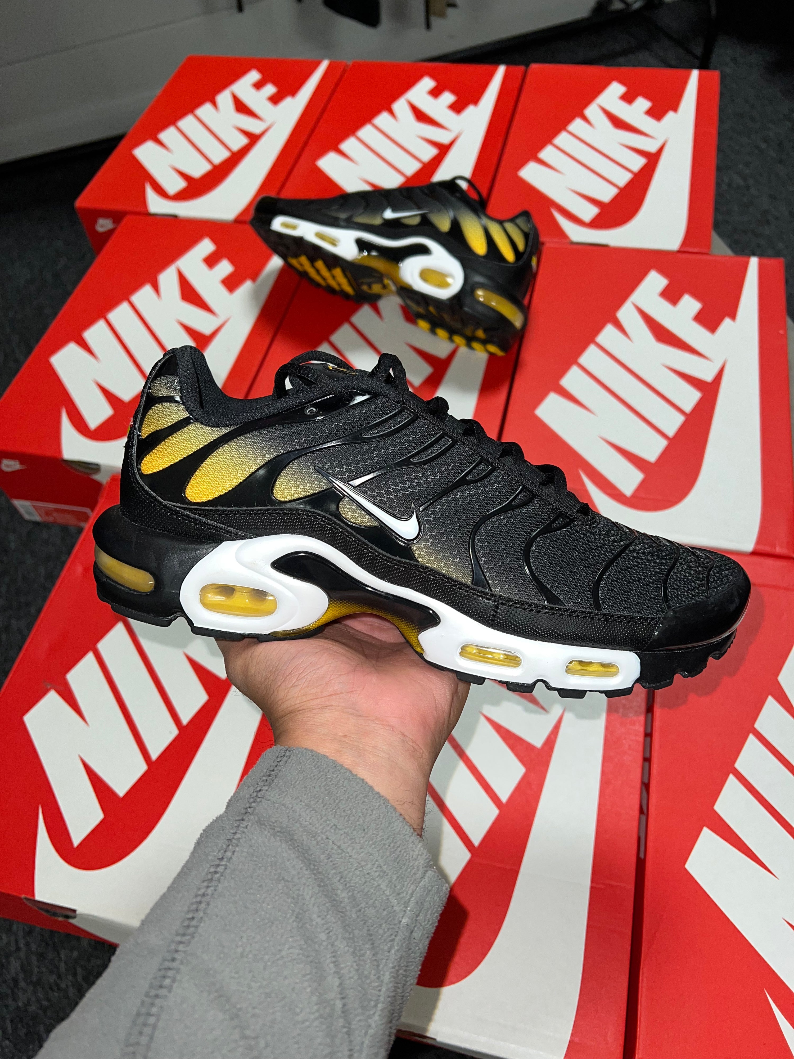 Nike Tns Black White/University Gold