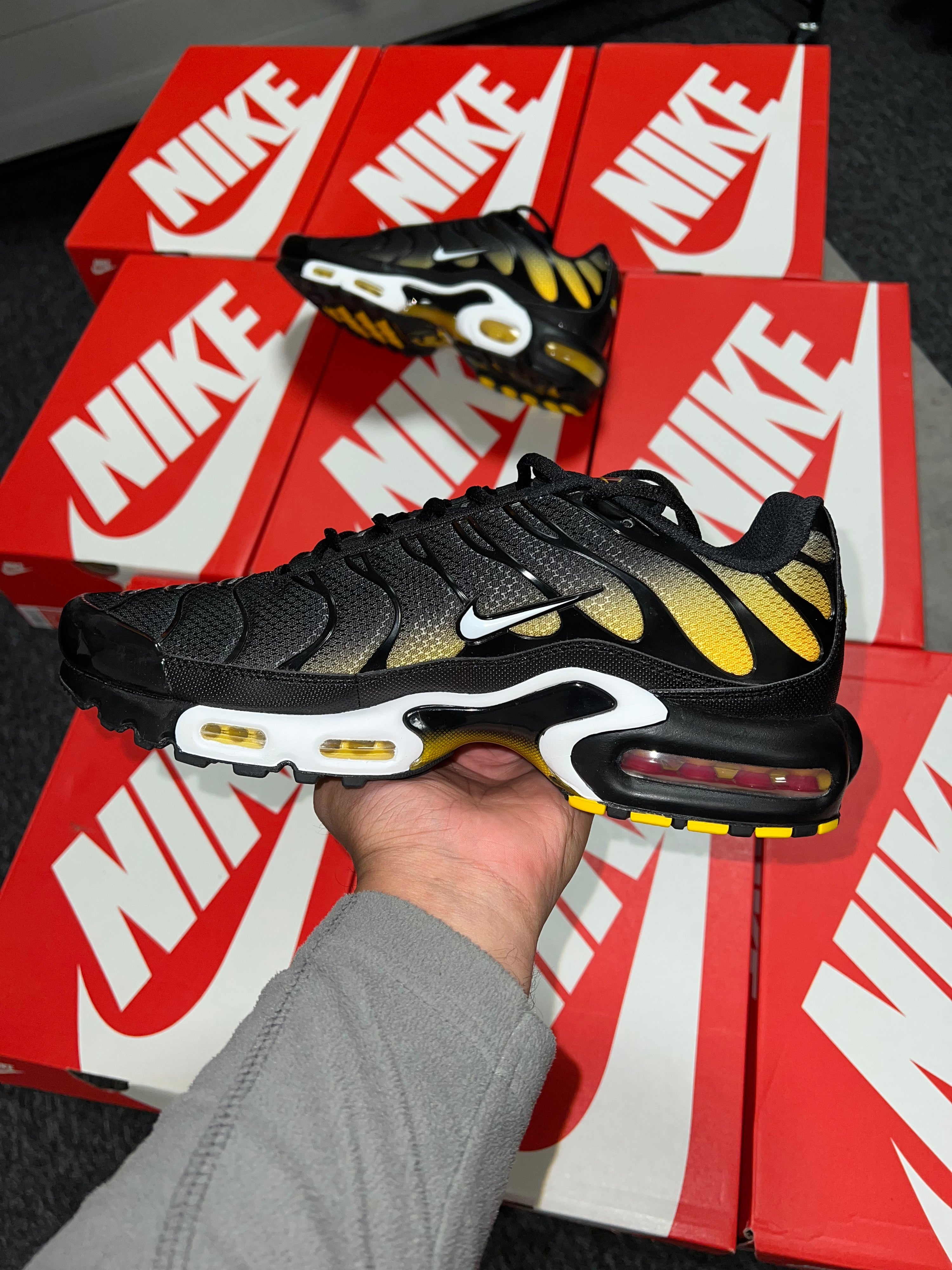 Nike Tns Black White/University Gold