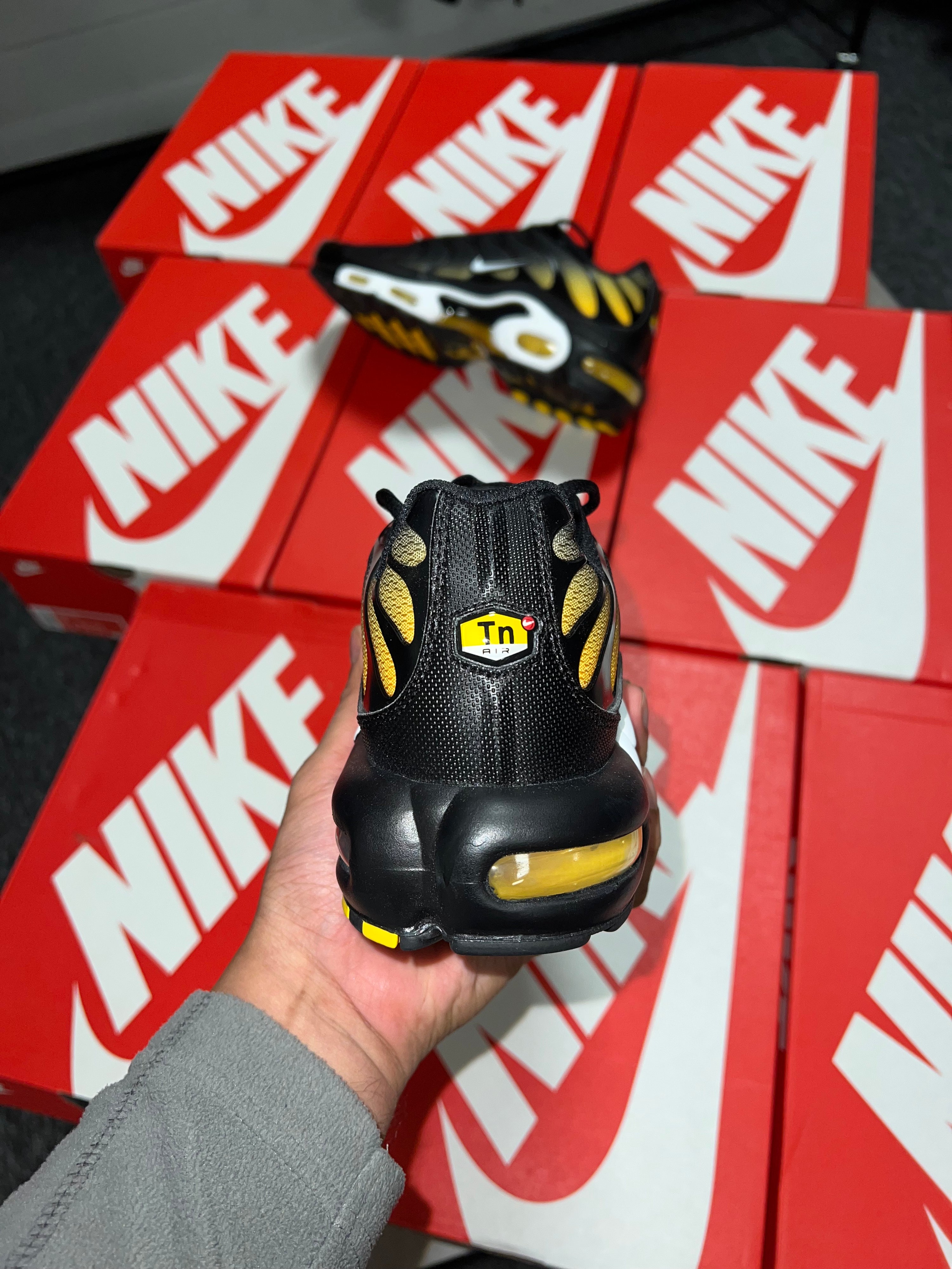 Nike Tns Black White/University Gold
