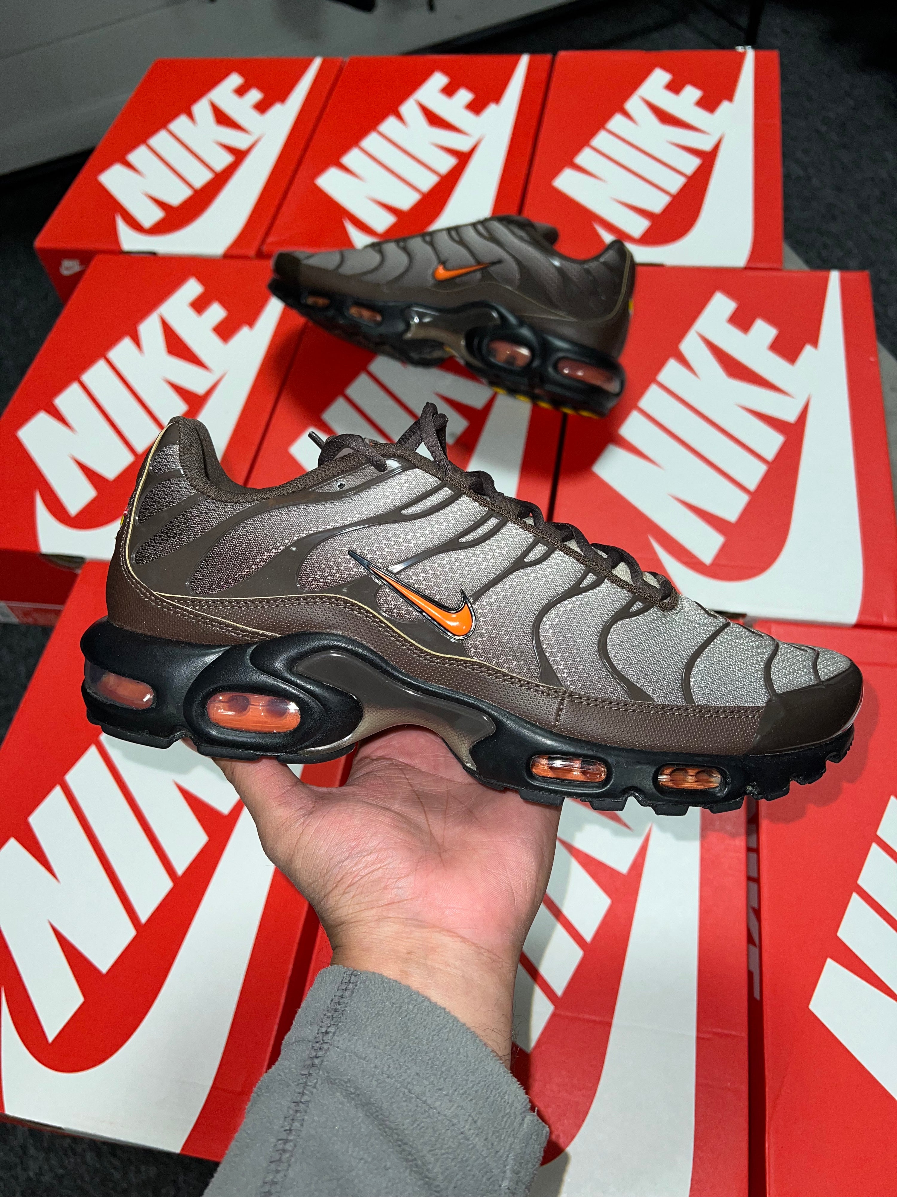 Nike Tns Baroque Brown/Safety Orange
