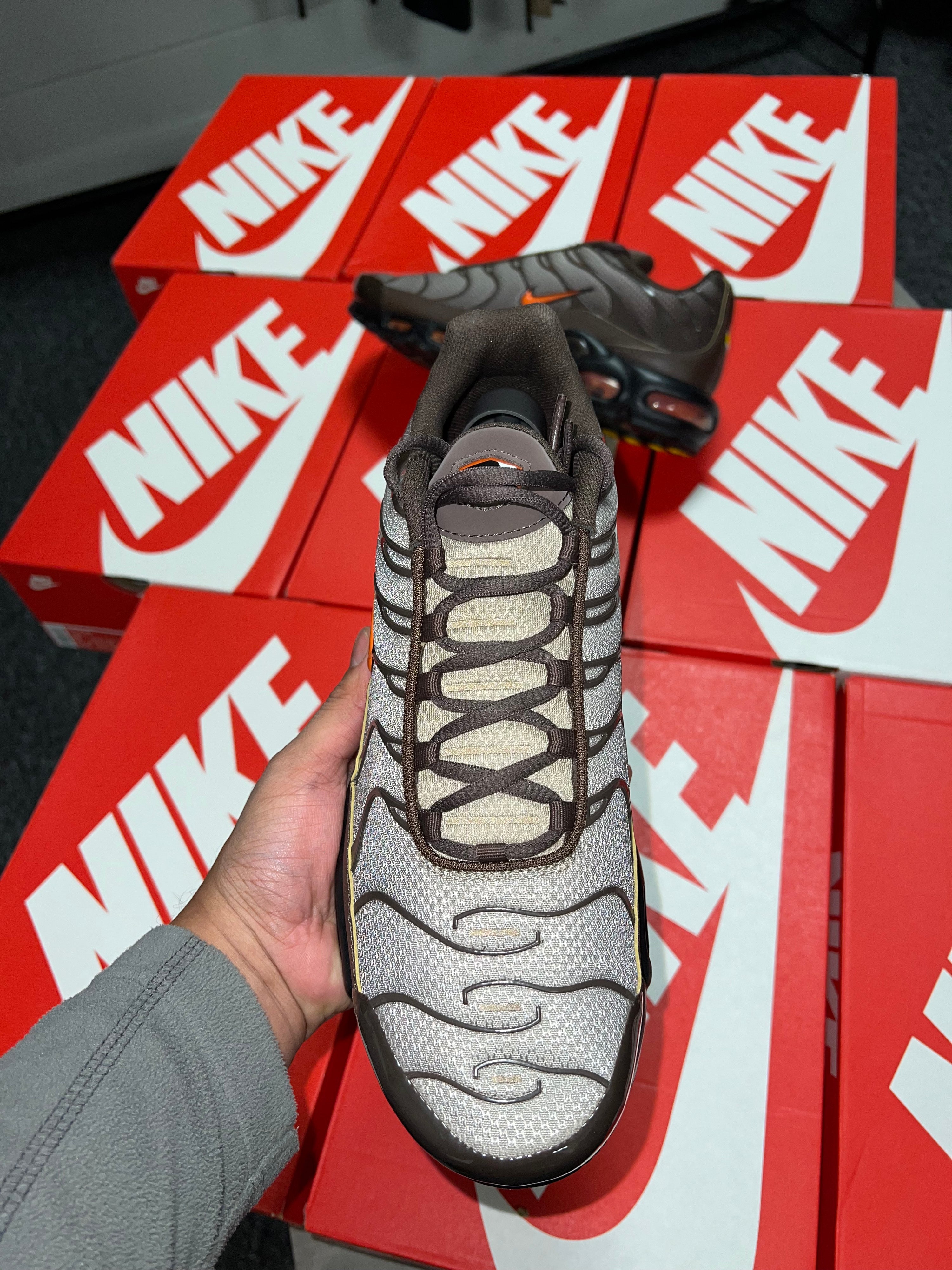 Nike Tns Baroque Brown/Safety Orange