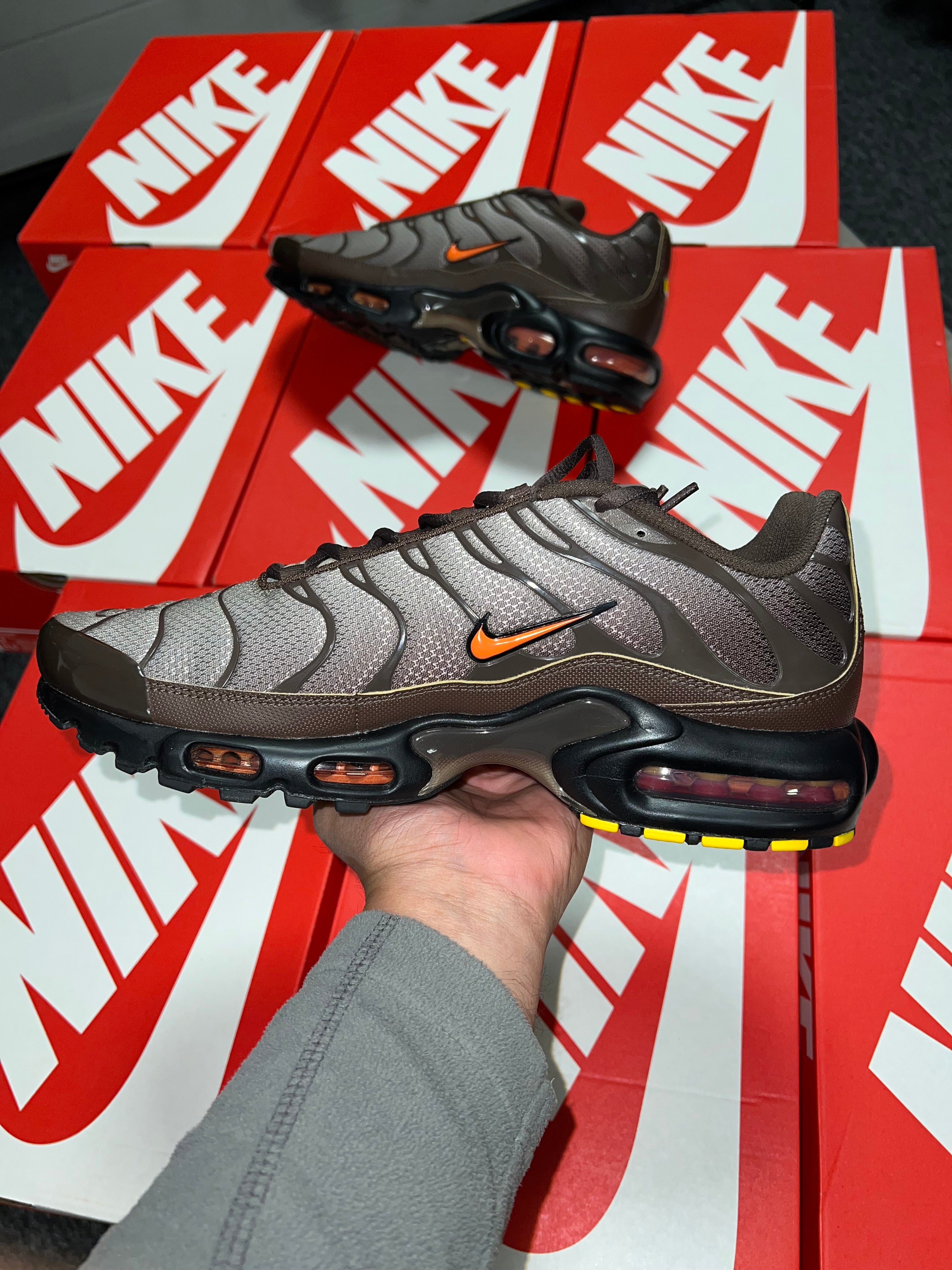 Nike Tns Baroque Brown/Safety Orange