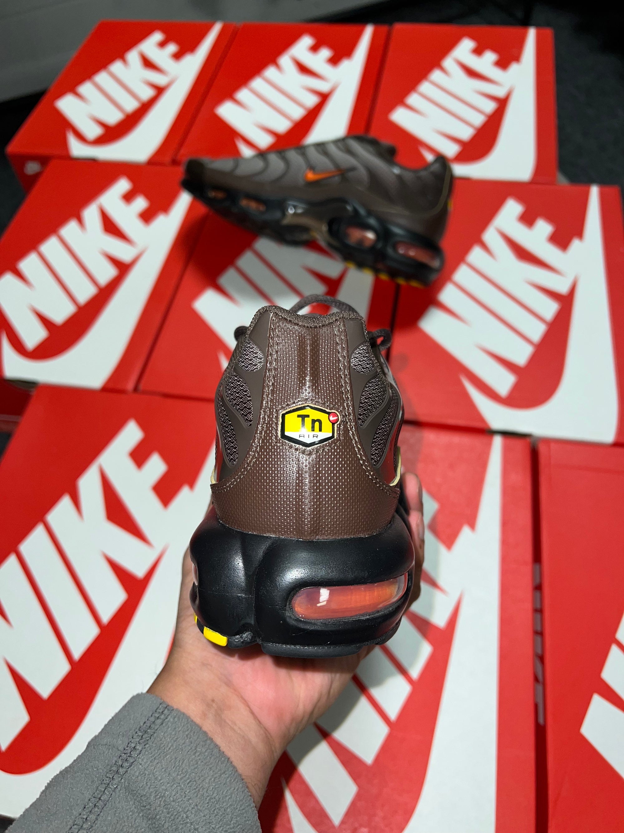 Nike Tns Baroque Brown/Safety Orange