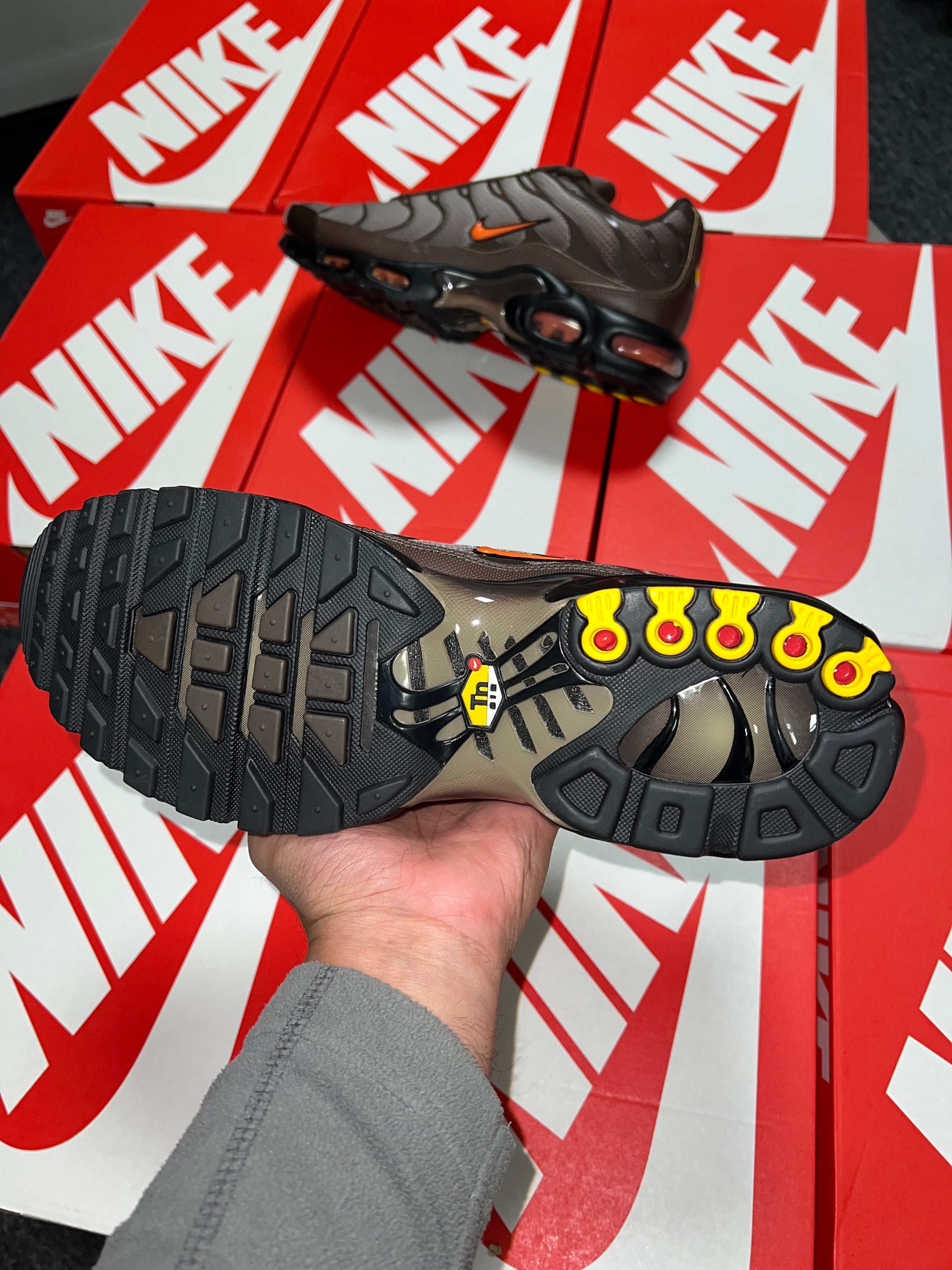 Nike Tns Baroque Brown/Safety Orange