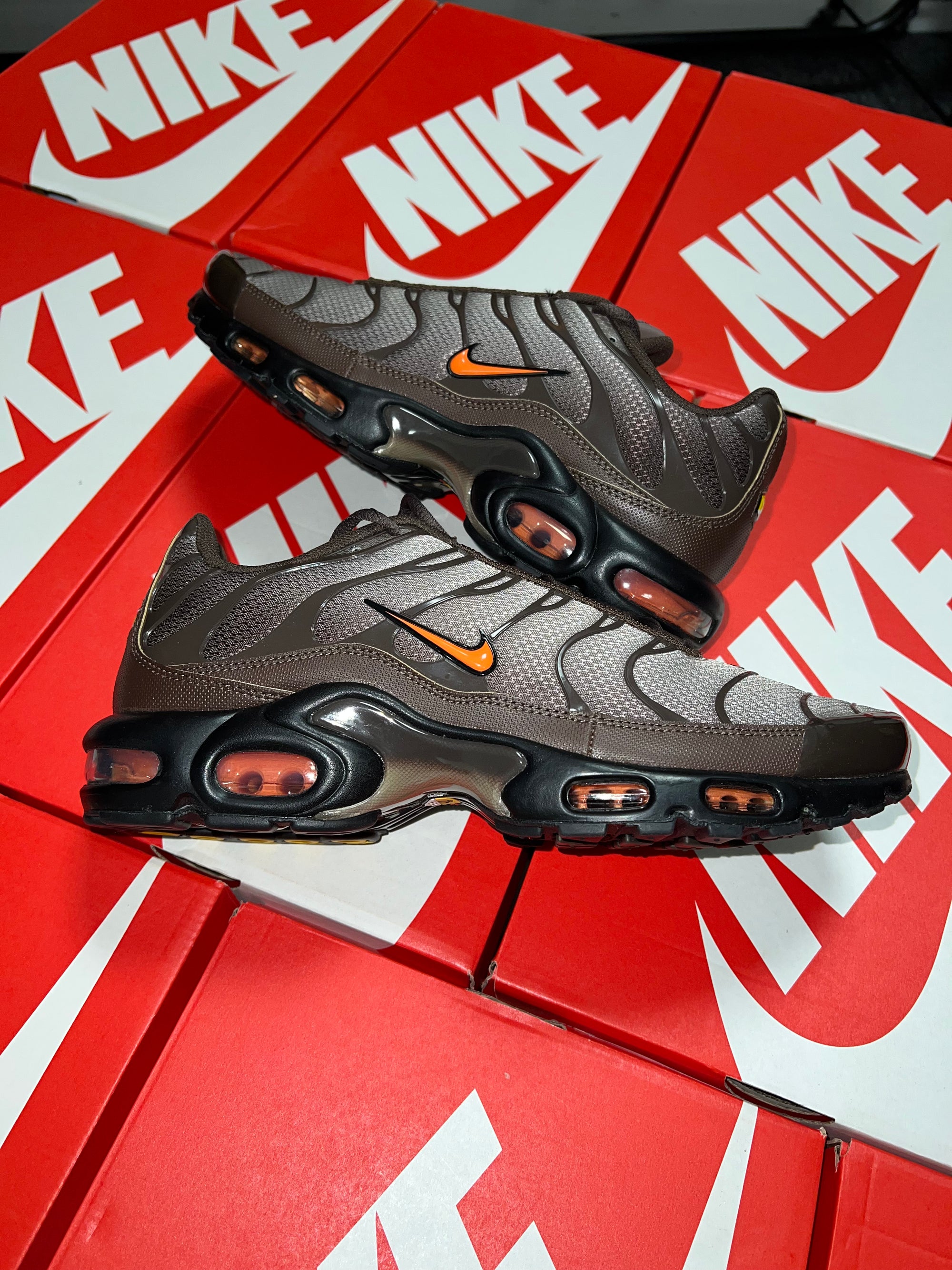 Nike Tns Baroque Brown/Safety Orange