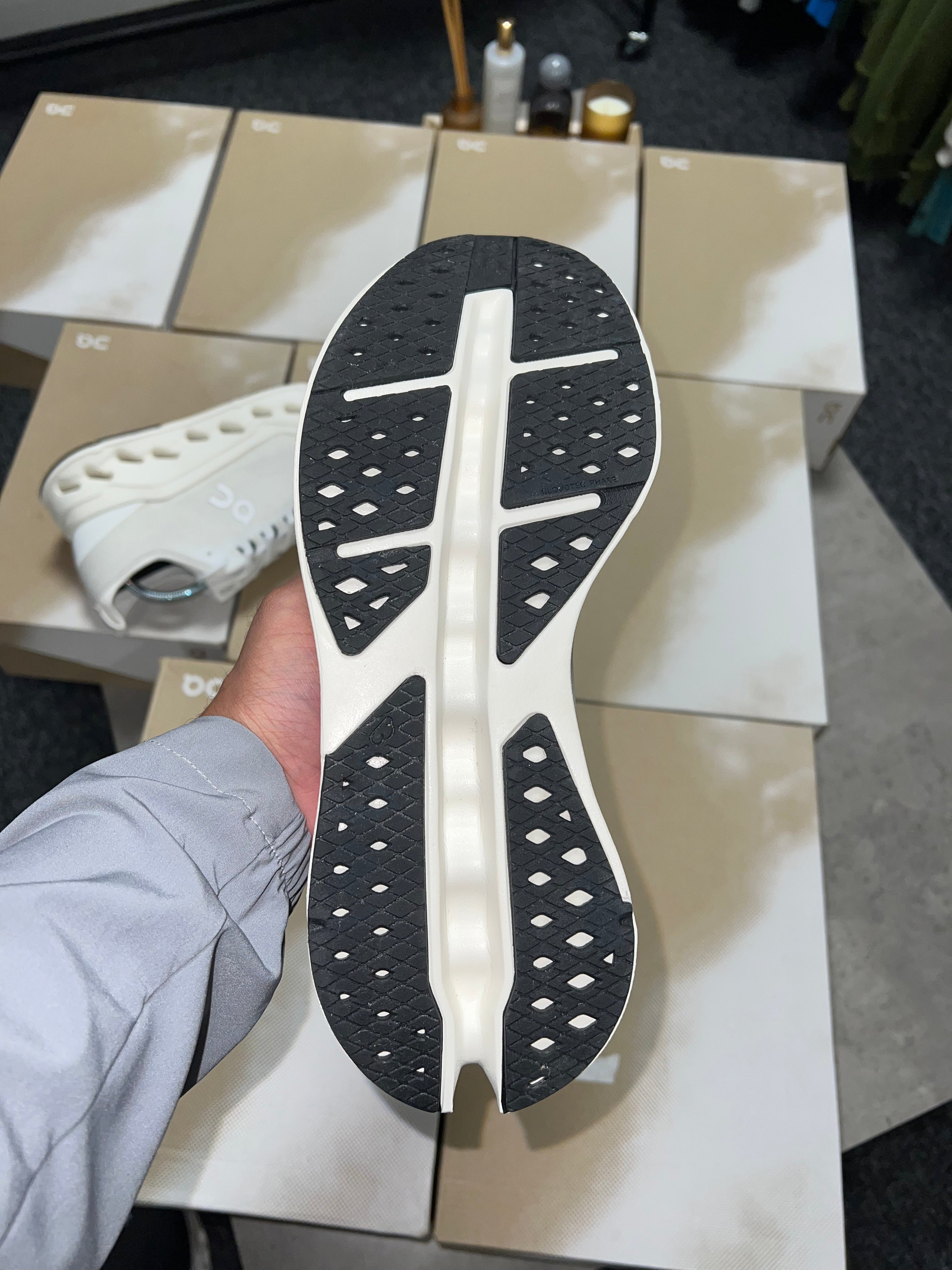 On Cloudsurfer Max - White